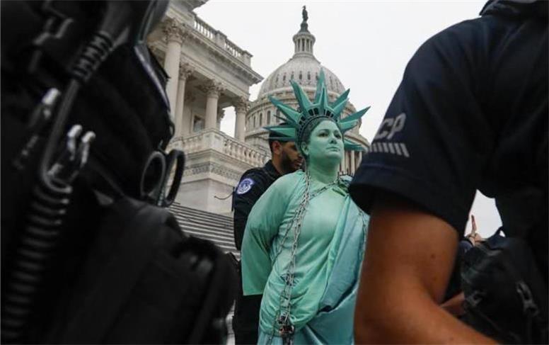 مجسمهٔ ترامپ–اپشتین، دموکراسی ذوب‌شده و بنرهای انسانی