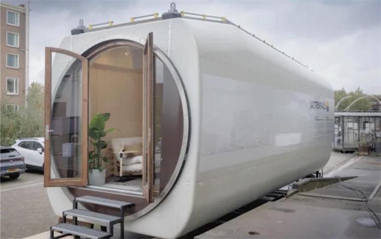 خانه‌ای کوچک از بقایای توربین بادی