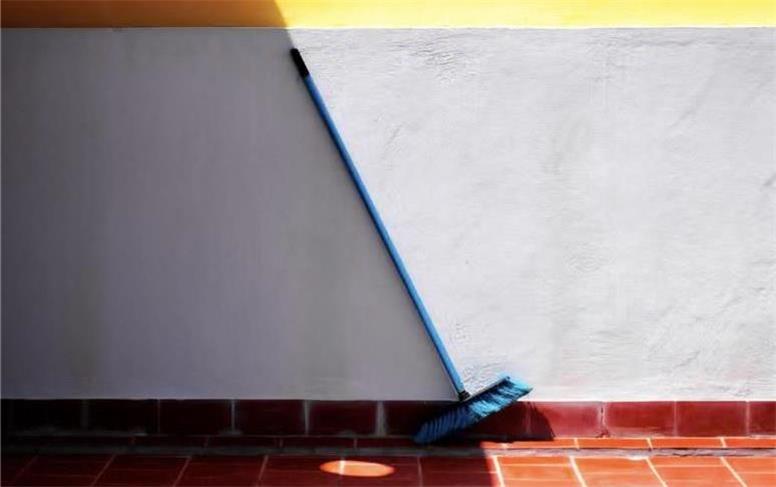 الهام از یک جاروی ساده و میخی روی دیوار: عکاسی در دوران قرنطینه