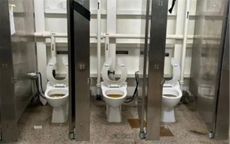 خرابی‌های سیستم توالت در ناو هواپیمابر آمریکایی