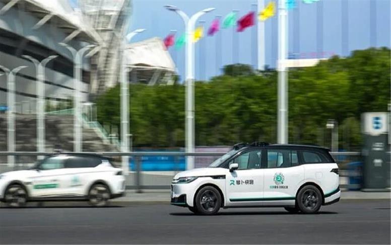 برخورد تاکسی خودران چینی با دو عابر پیاده