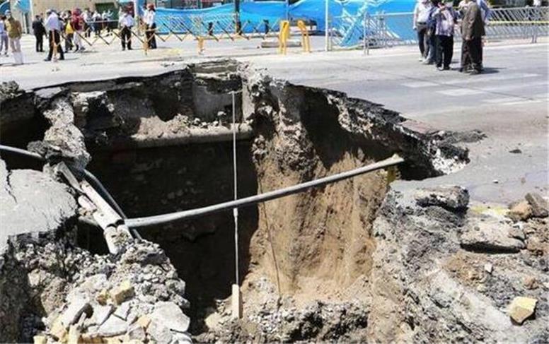ریزش زمین در شهرک ولیعصر تهران