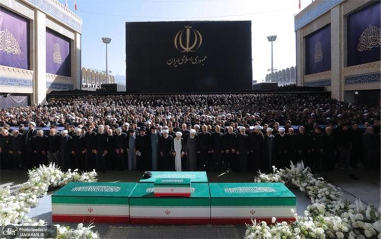 اقامه نماز بر پیکر رهبر شهید انقلاب