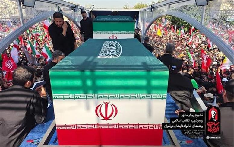 خودرو حامل پیکرهای مطهر به میدان آزادی رسید