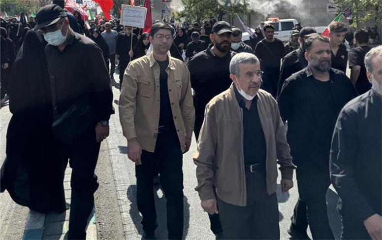 حضور احمدی نژاد در مراسم بدرقه رهبر شهید
