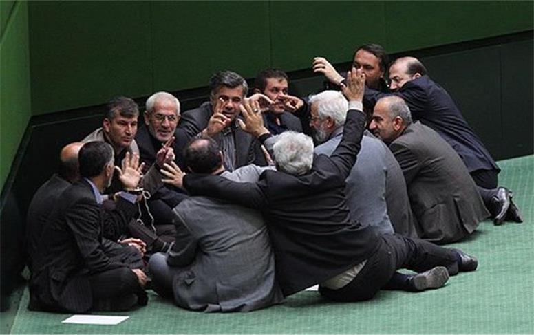 تنش دلاری در مجلس / ۱۰ هزار دلار ارز تعیین شده برای فروش غیر از دلال‌ها و پولدارها به چه کسی می‌رسد؟