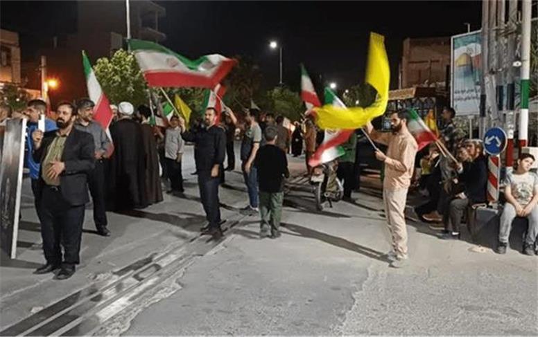 حواشی تجمعات شبانه با پلاکاردی عجیب!