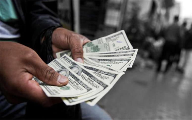 تاخت و تاز دلار در تاریکی