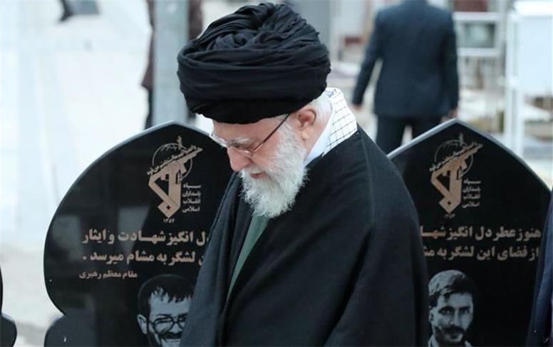 چه کسی از پایان ذخایر نفت آمریکا به رهبر شهید گزارش داد؟
