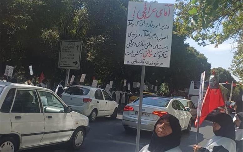 تجمع اعتراضی زنان کفن پوش مقابل قوه قضاییه