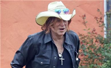 «حتی یک سِنت صدقه نمی‌گیرم»