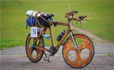 من مسافت انگلستان را با دوچرخه چوبی رکاب زدم