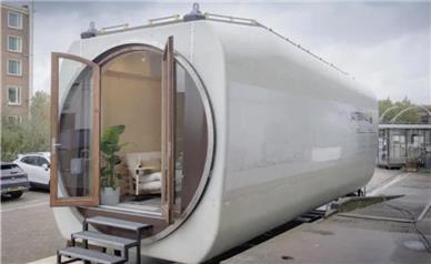 خانه‌ای کوچک از بقایای توربین بادی