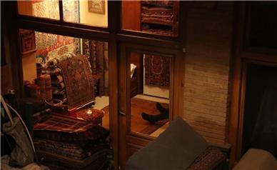 عبور از بازار کم رونق فرش تهران