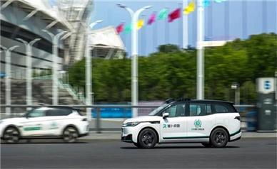 برخورد تاکسی خودران چینی با دو عابر پیاده