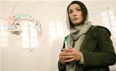 هدیه تهرانی در نقش استاد دانشگاه تهران