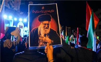 چه کسی بر پیکر رهبر نماز می‌خواند؟