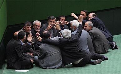 تنش دلاری در مجلس / ۱۰ هزار دلار ارز تعیین شده برای فروش غیر از دلال‌ها و پولدارها به چه کسی می‌رسد؟