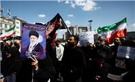 کتک زدن پلیس توسط تندروها در تهران