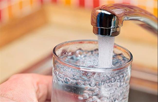 نقش نوشیدن آب در کاهش وزن